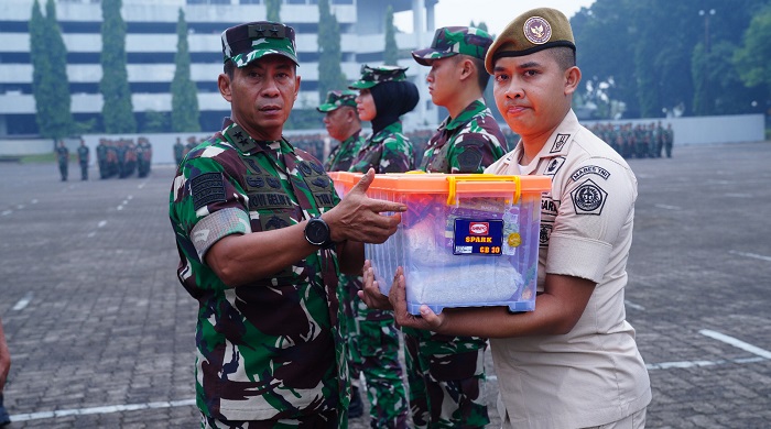 Panglima TNI Serahkan Bingkisan Lebaran Kepada Prajurit dan PNS