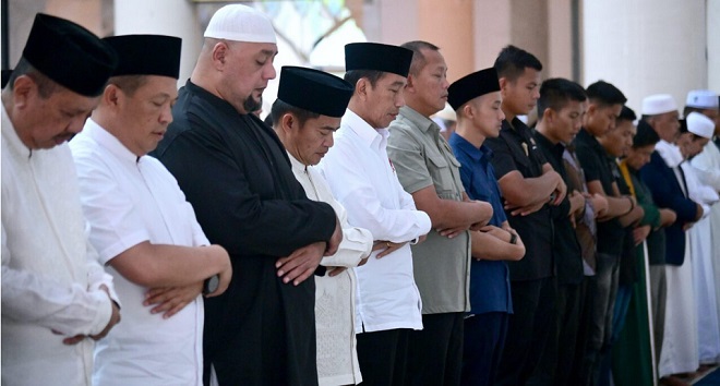 Presiden Jokowi Salat Jumat di Masjid Agung Kota Medan