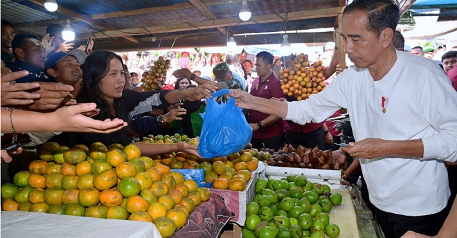 Momen Presiden Jokowi Belanja Buah dan Sayur di Pasar Buah Berastagi Kab.Karo