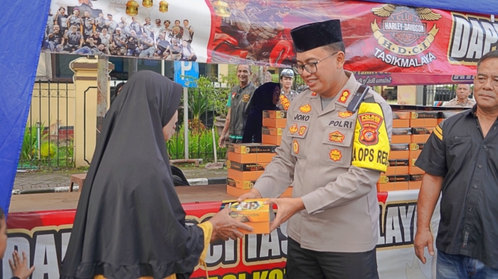 Ramadhan Berbagi, Polres Tasikmalaya Kota Bersama HDCI Tasikmalaya Bagikan Takjil Gratis