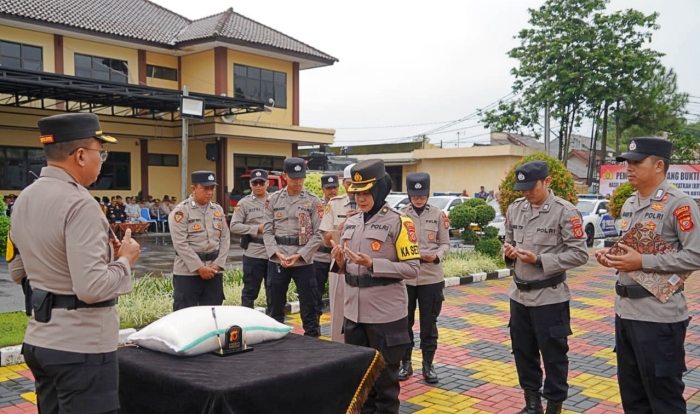 Kapolres Pimpin Penyaluran Zakat Fitrah dari 793 Personil Polres Tasik Kota, Sebanyak  2.230 Kg Beras