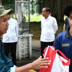 Presiden Jokowi Saksikan Penyerahan Sembako untuk Warga di Halaman Istana Bogor