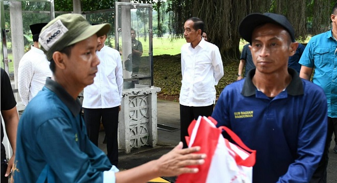 Presiden Jokowi Saksikan Penyerahan Sembako untuk Warga di Halaman Istana Bogor