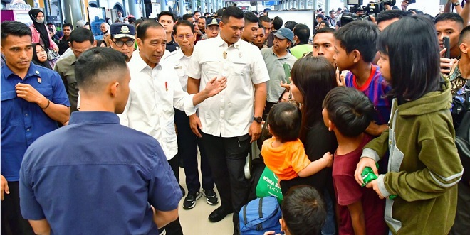 Presiden Jokowi Tinjau Arus Mudik Lebaran di Stasiun Pasar Senen