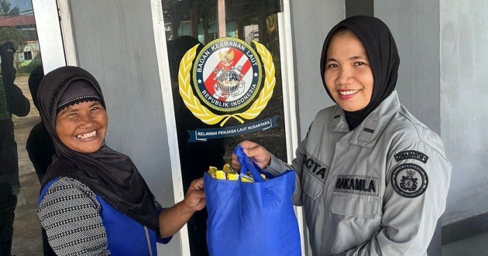 Jelang Lebaran, Stasiun Bakamla Sambas Bagikan Paket Sembako kepada Nelayan di Perairan Sambas