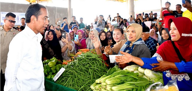 KERJA NYATA: Jelang Lebaran, Presiden Jokowi Pantau Stok dan Harga Bahan Pokok di Pasar Rakyat Merangin