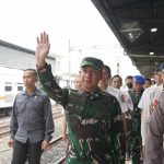 Panglima TNI Tinjau Puncak Arus Mudik Di Stasiun Pasar Senen