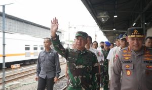 Panglima TNI Tinjau Puncak Arus Mudik Di Stasiun Pasar Senen