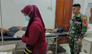 Cepat Tanggap Satgas Yonif 122/Tombak Sakti Bantu Evakuasi Ibu Hamil ke Rumah Sakit 