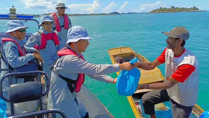 Jelang Idul Fitri, Pangkalan Bakamla Batam Bagikan Sembako Untuk Nelayan