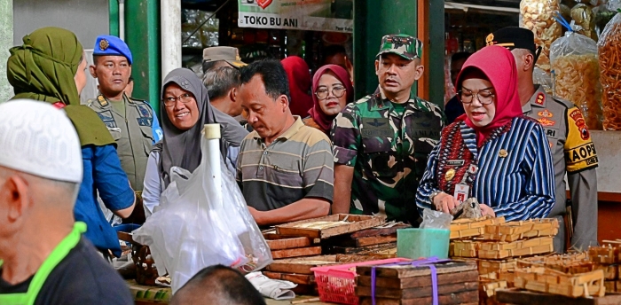 Dandim 0726/Sukoharjo Bersama Forkopimda Dampingi Bupati Cek Langsung Harga Sembako