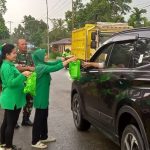 Koramil Mapurujaya dan Persit KCK Ranting 08 Bagikan Takjil Kepada Warga