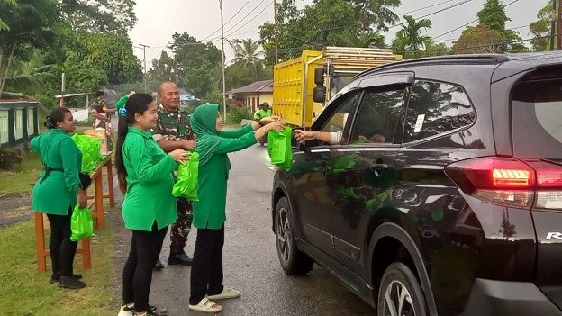 Koramil Mapurujaya dan Persit KCK Ranting 08 Bagikan Takjil Kepada Warga