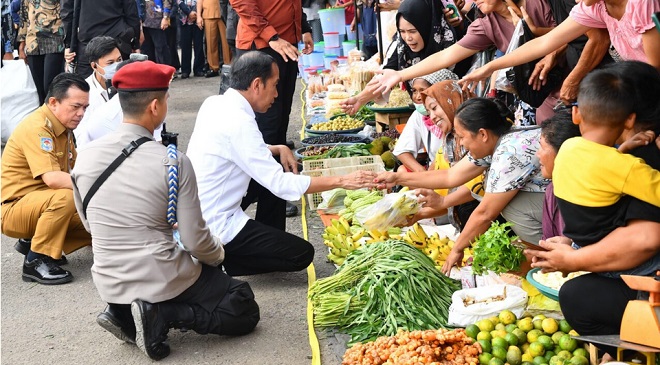 KERJA NYATA: Kunjungi Pasar Muara Bungo, Presiden Jokowi Tekankan Pentingnya Revitalisasi Pasar