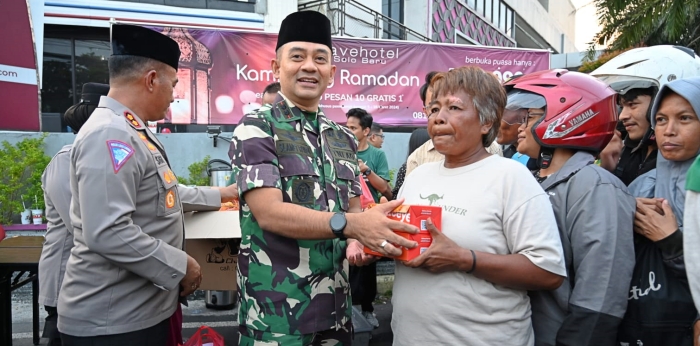 Sambut Pemudik, Dandim 0726/Sukoharjo dan Kapolres Bersama Pegiat Sosial Bagikan Ribuan Tajil