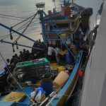 KN Kuda Laut-403 Berhasil Selamatkan Nelayan Korban Luka Bakar MALUKU — Bakamla RI melalui KN Kuda Laut-403 berhasil menyelamatkan nelayan yang mengalami luka bakar di Perairan Laut Maluku, Selasa (30/4/2024).Mulanya, KN Kuda Laut-403 yang sedang melaksanakan Patroli Bersama Yudhistira A/24, menemukan adanya kapal nelayan Bintang Ringgo 03 dengan perahu penebar jaring yang terbakar di Koordinat 00°46'32" U - 124°48'40" T, Perairan Laut Maluku pada pukul 16.45 WIT. Melihat kejadian tersebut, KN Kuda Laut-403 segera melakukan pendekatan untuk investigasi dan melaksanakan persiapan pemberian pertolongan. Dalam proses investigasi, ditemukan korban luka bakar atas nama Sakka (42 tahun) yang telah di evakuasi di kapal nelayan Bintang Ringgo 03. Berdasarkan informasi yang didapat, penyebab terjadinya kebakaran kapal tersebut dikarenakan kebocoran bahan bakar pada perahu penebar jaring dan adanya konsleting listrik, sehingga terjadi letupan dan menyebabkan korban mengalami luka bakar di kaki. Korban tersebut berhasil diamankan di Kapal Bintang Ringgo 03, namun sayangnya tidak terdapat obat-obatan untuk melakukan pertolongan pertama. Lebih lanjut, korban tersebut dibawa ke KN Kuda Laut-403 untuk menerima perawatan dari Juru Rawat Serma Bakamla Aswar Anas. (Humas Bakamla RI)