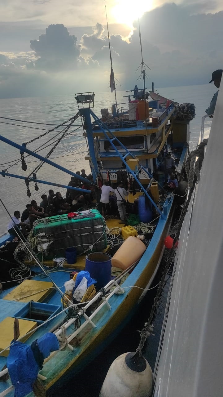 KN Kuda Laut-403 Berhasil Selamatkan Nelayan Korban Luka Bakar MALUKU — Bakamla RI melalui KN Kuda Laut-403 berhasil menyelamatkan nelayan yang mengalami luka bakar di Perairan Laut Maluku, Selasa (30/4/2024).Mulanya, KN Kuda Laut-403 yang sedang melaksanakan Patroli Bersama Yudhistira A/24, menemukan adanya kapal nelayan Bintang Ringgo 03 dengan perahu penebar jaring yang terbakar di Koordinat 00°46'32" U - 124°48'40" T, Perairan Laut Maluku pada pukul 16.45 WIT. Melihat kejadian tersebut, KN Kuda Laut-403 segera melakukan pendekatan untuk investigasi dan melaksanakan persiapan pemberian pertolongan. Dalam proses investigasi, ditemukan korban luka bakar atas nama Sakka (42 tahun) yang telah di evakuasi di kapal nelayan Bintang Ringgo 03. Berdasarkan informasi yang didapat, penyebab terjadinya kebakaran kapal tersebut dikarenakan kebocoran bahan bakar pada perahu penebar jaring dan adanya konsleting listrik, sehingga terjadi letupan dan menyebabkan korban mengalami luka bakar di kaki. Korban tersebut berhasil diamankan di Kapal Bintang Ringgo 03, namun sayangnya tidak terdapat obat-obatan untuk melakukan pertolongan pertama. Lebih lanjut, korban tersebut dibawa ke KN Kuda Laut-403 untuk menerima perawatan dari Juru Rawat Serma Bakamla Aswar Anas. (Humas Bakamla RI)