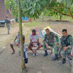 Memperat Tali Silaturahmi Dengan Masyarakat, Satgas Pamtas Yonif 122/TS Pos Km 76  Berikan Sembako di Kampung Uskuar