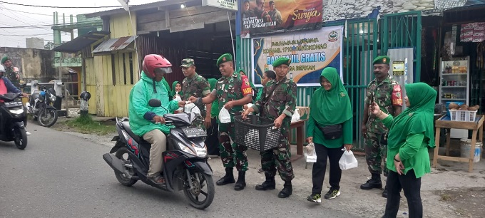 Pada  Penghujung Bulan Suci Ramadhan Tidak Menyurutkan Semangat Koramil 01/Kokonao Berbagi Takjil Kepada Masyarakat