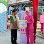 Kapolres Kepulauan Meranti Bersama Bhayangkari Peduli, Kunjungi Pos Pam dan Berbagi Bingkisan Tali Asih MERANTI - Kapolres Kepulauan Meranti Bersama Ketua Bhayangkari Cabang Kepulauan Meranti mengunjungi sekaligus membagikan bingkisan tali asih kepada petugas Pos Pelayanan dan Pos Pam Operasi Ketupat Lancang Kuning 2024. Minggu (7/4/2024). Turut mendampingi Kapolres Kep. Meranti AKBP Kurnia Setyawan, S.H., S.I.K, pada kegiatan ini yaitu, Ketua Bhayangkari Cabang Kepulauan Meranti Ny. Lexcy Kurnia, Wakapolres Kompol Dodi Zulkarnain Hasibuan, S.E., M.H, Kabag Ops Polres Kompol Yudi Setiawan, S.H., M.H, Kabag Ren Polres KOMPOL Novia Indra, S.Sos,Pengurus Yayasan Kemala Bhayangkari Kepulauan Meranti, Para Kasatfung Polres, Personil Pos Yan Pelabuhan Tanjung Harapan, dan Personil Pos Pam Taman Cik Puan. Kapolres beserta Pengurus Bhayangkari Cabang Polres Meranti melakukan Kunjungan ke Pos Pelayanan di Pelabuhan Tanjung Harapan Selatpanjang, dan melakukan pengecekan terhadap Pos Pengamanan di Taman Cik Puan Jalan Merdeka Selatpanjang. Dalam kegiatan ini Kapolres beserta rombongan melakukan pengecekan kesiapsiagaan personil dalam melaksanakan tugas pengamanan arus mudik bagi masyarakat Kabupaten Kepulauan Meranti menyambut Lebaran Idul Fitri 1445 H tahun 2024, sekaligus pembagian bingkisan kepada Petugas Pos Pelayanan. "Kunjungan ini dilaksanakan guna melihat kesiapan personel dalam pelaksanaan Pelayanan dan Pengamanan arus mudik lebaran idul Fitri 1445 H tahun 2024 berjalan dengan baik dan terciptanya kondusifitas kamtibmas yang aman dan kondusif," Ucap Kapolres. Sambungnya,"Selain mengecek kesiapsiagaan personil saya bersama rombongan dan pengurus Bhayangkari jugamembagikan bingkisan tali asih kepada petugas Pos Pelayanan dan Pos Pam Operasi Ketupat Lancang, dengan pesan tetap semangat dan jaga kesehatan. Semoga Allah Swt, melindungi kita semua dalam bertugas," tutupnya. ( PONIATUN/ Humas Polres Meranti)