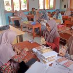 SDN 4 Karangkamiri Bagikan Uang Tabungan Kelas 6