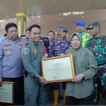 Danlanud Sultan Hasanuddin Terima Piagam Penghargaan Dari Menteri Sosial RI Atas Peran Dan Kontribusi Membantu Korban Banjir di Kabupaten Luwu