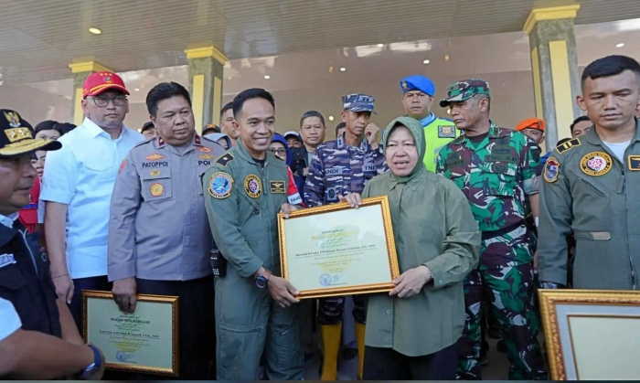 Danlanud Sultan Hasanuddin Terima Piagam Penghargaan Dari Menteri Sosial RI Atas Peran Dan Kontribusi Membantu Korban Banjir di Kabupaten Luwu