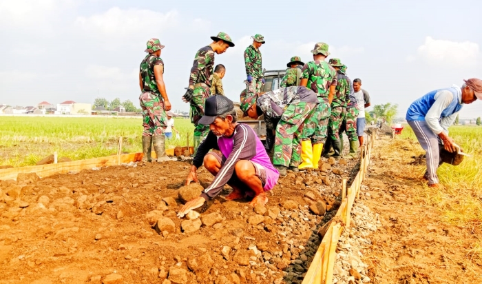 Satgas TMMD Reguler ke-120 Kodim 0726/Sukoharjo, Bergotong Royong Siapkan Papan Mal Pengecoran Jalan