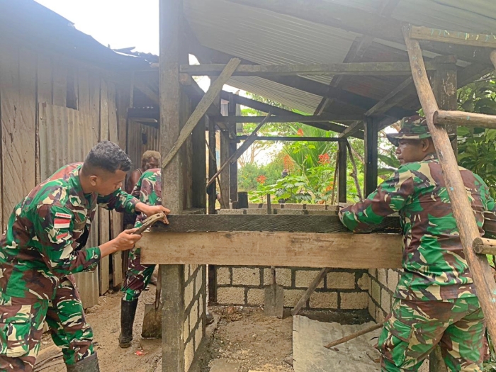 Tingkatkan Kesejahteraan Masyarakat, Satgas Yonif 122/TS Membangun Fasilitas Umum MCK di Kampung Kalifam Papua