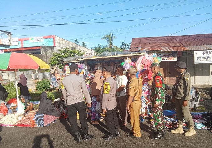 Babinsa Koramil 1710-02/Timika Bersama Bhabinkamtibmas, Satpol PP dan Disperindag Melaksanakan Penertiban Pasar