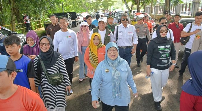 Penjabat Walikota Banjar Melepas Peserta Jalan Santai dalam rangka peringatan May Day Tahun 2024