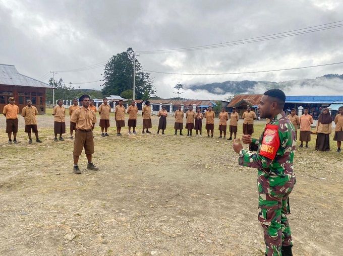 Koramil 1715-01 Oksibil Kodim 1715/Yahukimo Melaksanakan Kegiatan Pembinaan Pramuka di SMPN 1 Oksibil