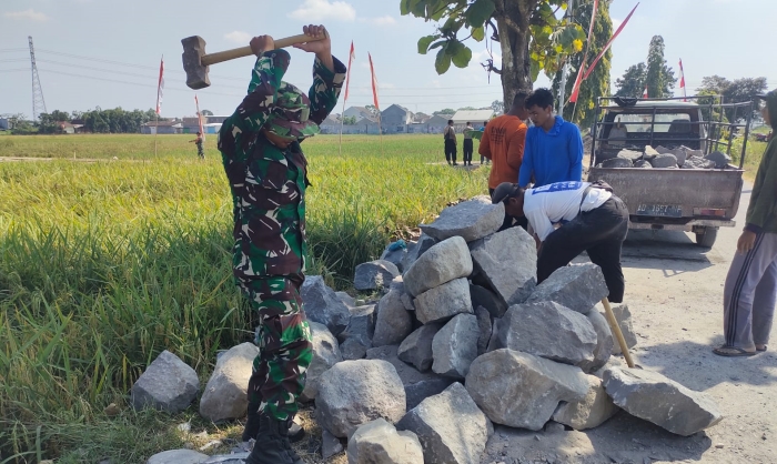 Langsiran material lancar, anggota Satgas perlu memecah batu agar sesuai dengan konstruksi Talud