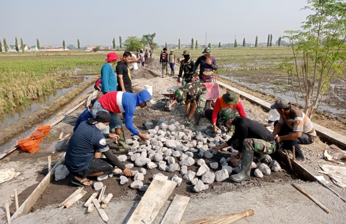 Satgas TMMD Reguler ke-120 Kodim 0726/Sukoharjo Semangat Laksanakan pengecoran