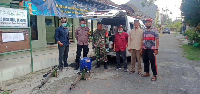 Cegah Timbulnya DBD, Babinsa Koramil Ngemplak Dampingi Fogging