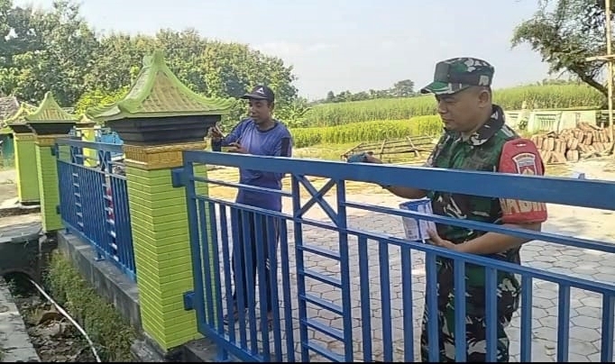 Jaga Kerapian, Babinsa Desa. Wonotolo  Bersama Warga Cat Pagar  Masjid