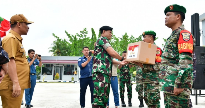 Aster Panglima TNI Salurkan Bansos Binfungtaswilnas ke Rupat, Bupati Bengkalis Ucapkan Terima Kasih