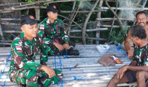 ---- 1-crop Pos Oepoli Tengah Satgas Yonkav 6/Naga Karimata Laksanakan Anjangsana Untuk Dekatkan Diri Ke Masyarakat