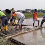 Teriknya Sinar Matahari, Tak Kendorkan Semangat Satgas TMMD Reg Ke-120 Bersama Warga Kebut Pengecoran Jalan