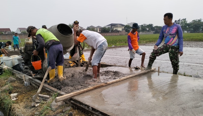 Teriknya Sinar Matahari, Tak Kendorkan Semangat Satgas TMMD Reg Ke-120 Bersama Warga Kebut Pengecoran Jalan