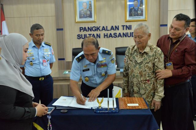 Komandan Lanud Sultan Hasanuddin Menyaksikan Penandatanganan Pelepasan Hak Tanah Pengganti Aset TNI AU