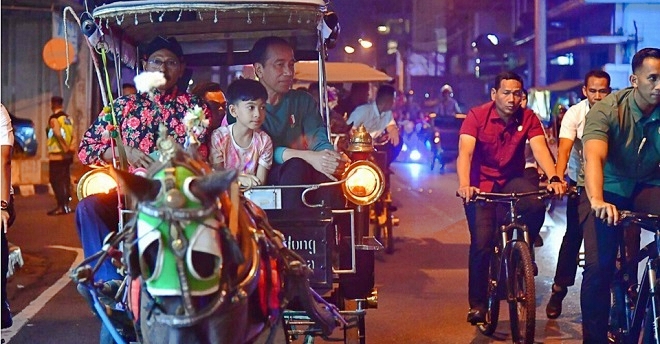 Momen Presiden Jokowi Ajak Cucunya Berkeliling Malioboro Naik Andong