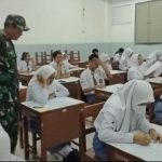 TNI Peduli, Serma Yudhi Bantu Awasi Ujian Siswa-Siswi SMK Farmasi Surakarta