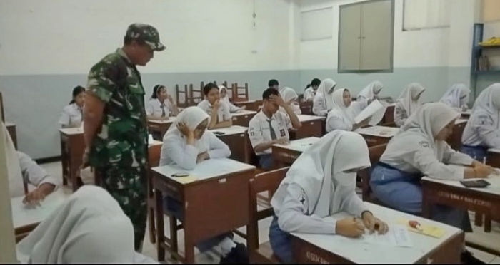 TNI Peduli, Serma Yudhi Bantu Awasi Ujian Siswa-Siswi SMK Farmasi Surakarta