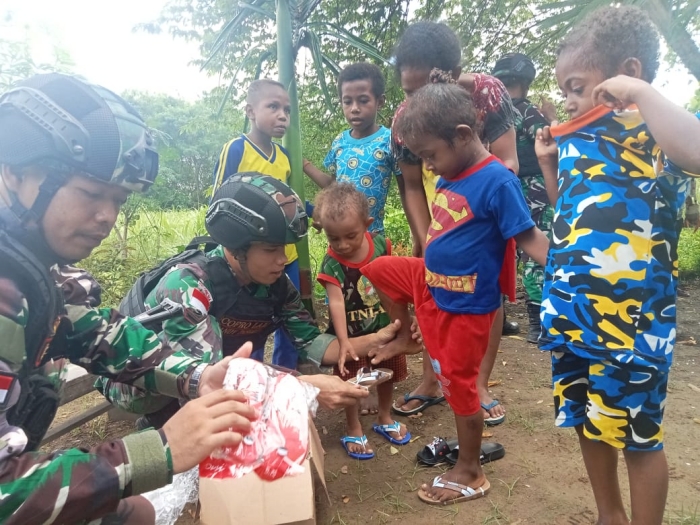 Tebar Kebahagiaan, Satgas Yonif 122/TS Bagikan Puluhan Sandal Untuk Anak-Anak di Perbatasan Indonesia