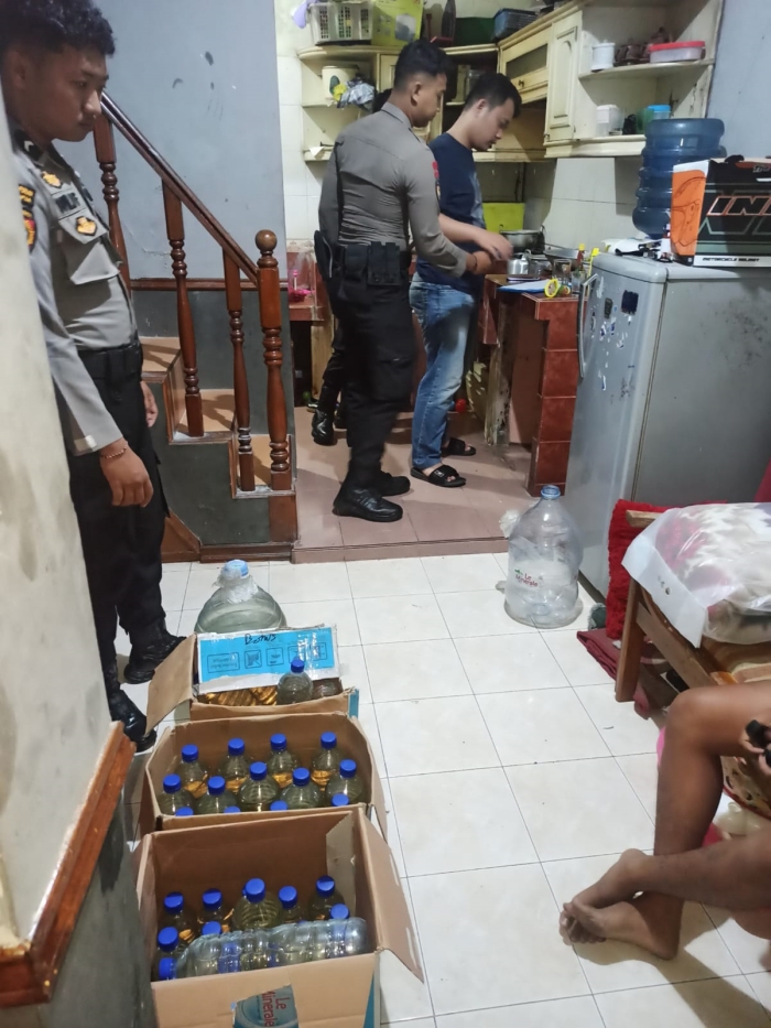 Respon Pengaduan Warga, Polres Tasikmalaya Kota Amankan Puluhan Botol Minuman Keras Kemasan Jenis Ciu