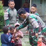 Jalin Kebersamaan, Satgas Yonif 122/TS Laksanakan Anjangsana Dan Bagikan Snack Ringan Kepada Masyarat Perbatasan Papua