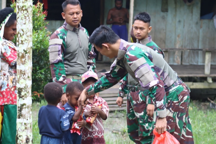 Jalin Kebersamaan, Satgas Yonif 122/TS Laksanakan Anjangsana Dan Bagikan Snack Ringan Kepada Masyarat Perbatasan Papua