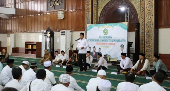 Penjabat Walikota Cheka Virgowansyah Melepas Keberangkatan Jemaah Haji Kloter 28 dan Kloter 57 asal Kota Tasikmalaya