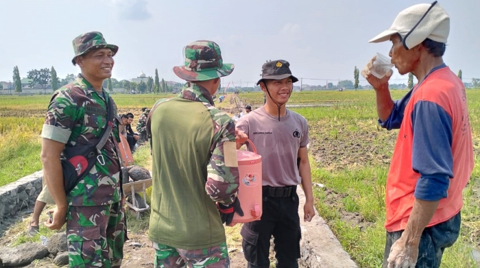 Istirahat Siang, Satgas TMMD Reguler 120 Kodim 0726/Sukoharjo Bersenda Gurau Dengan Warga